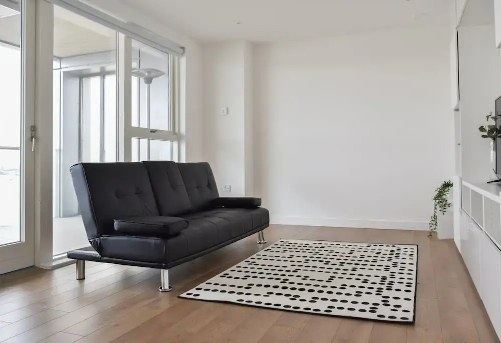 2 Bedroom Riverside Flat in Greenwich With Large Balcony