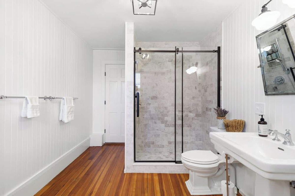 Driftwood Suite - Luxury Retreat in Newport