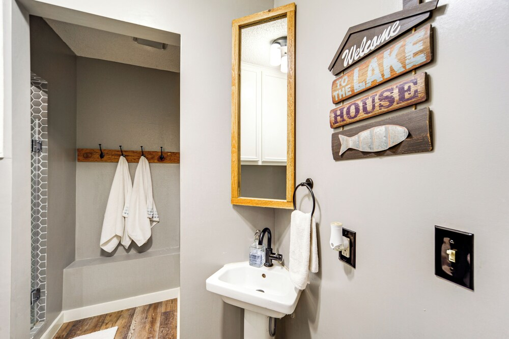 Lakefront Home: Hot Tub & Game Room in Spicewood