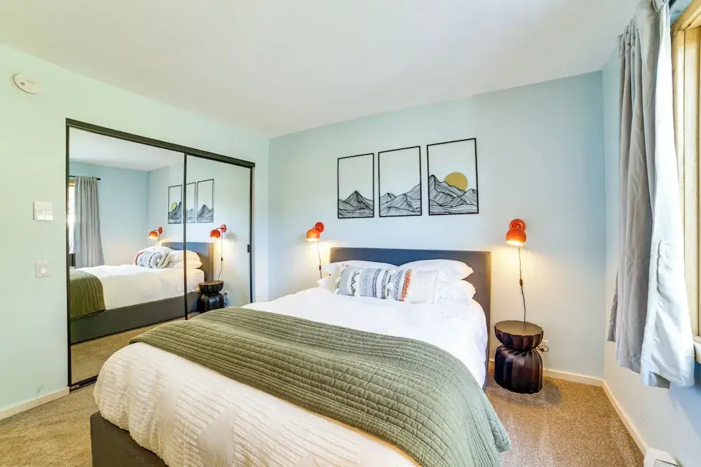 2 Mi to Eagle Lodge! Multi-level Haven w/ Hot Tub