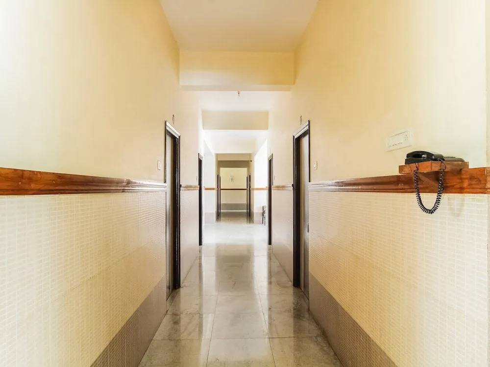 Spot on 49517 Hotel Hoysala Deluxe Lodging