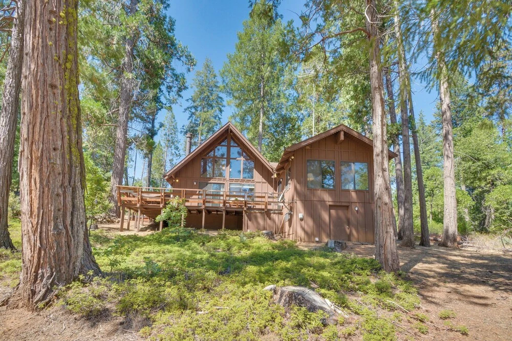 6 Mi to Yosemite National Park: Retreat w/ Deck!