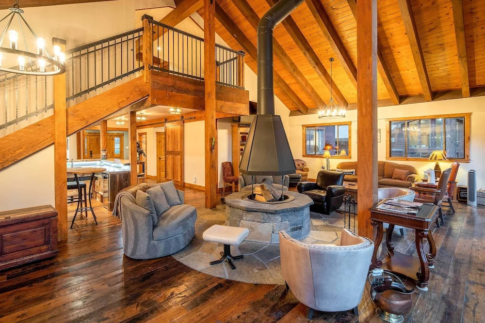 2 Blocks to Lake Tahoe! Group Gem w/ Hot Tub