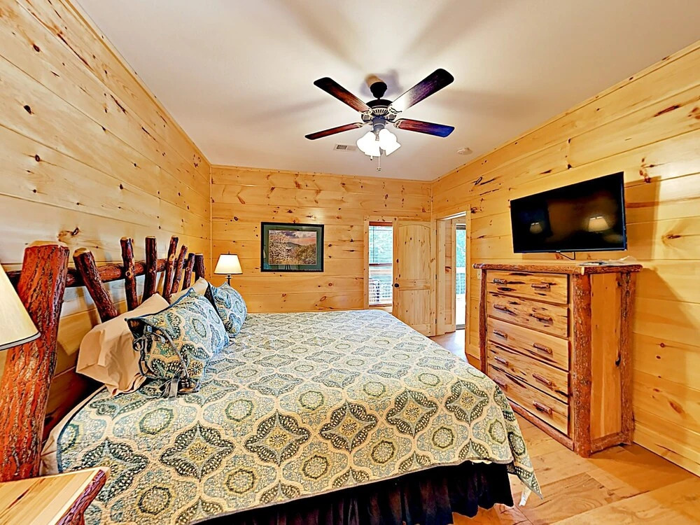 New Listing! Gorgeous W/ Mountain Views 3 Bedroom Cabin