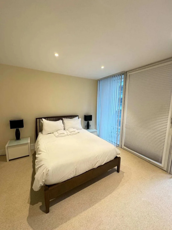 Contemporary 2BD Flat W/balcony Canary Wharf!