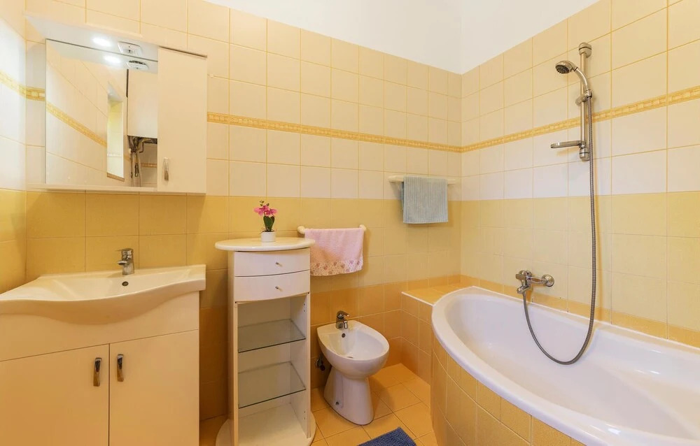 Amazing Apartment in Vinkuran With 2 Bedrooms