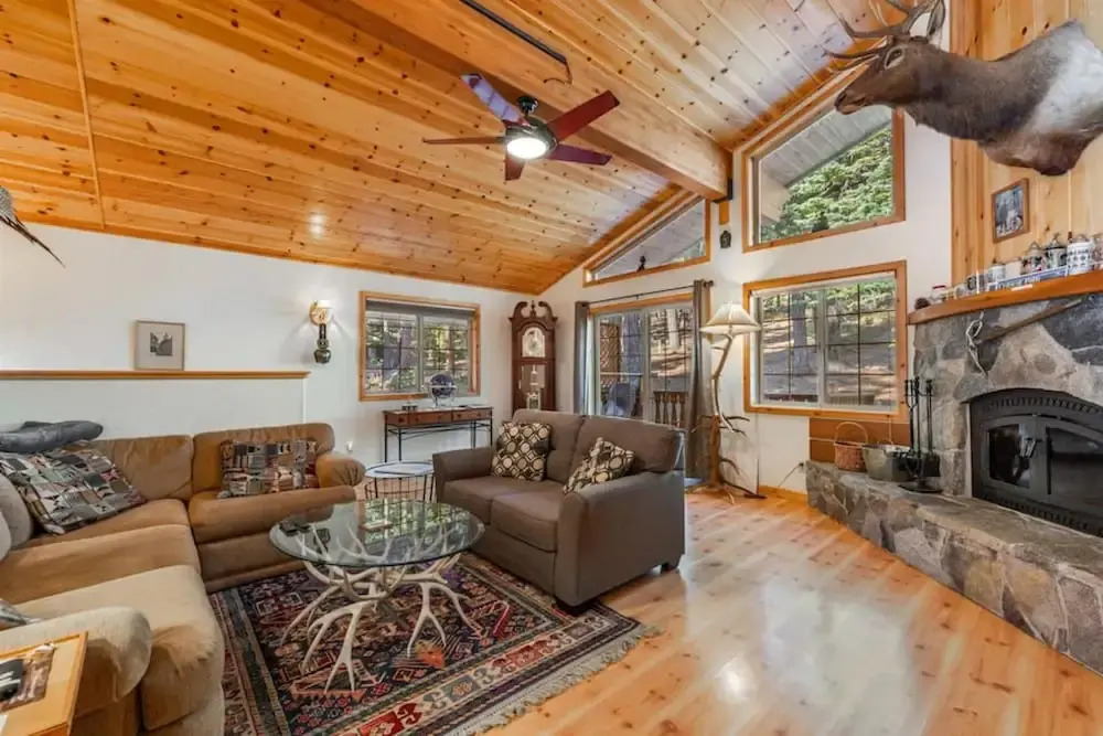 Wolf s Lair by Avantstay Swiss Chalet w Private Hot Tub Access to Northstar Resort Community