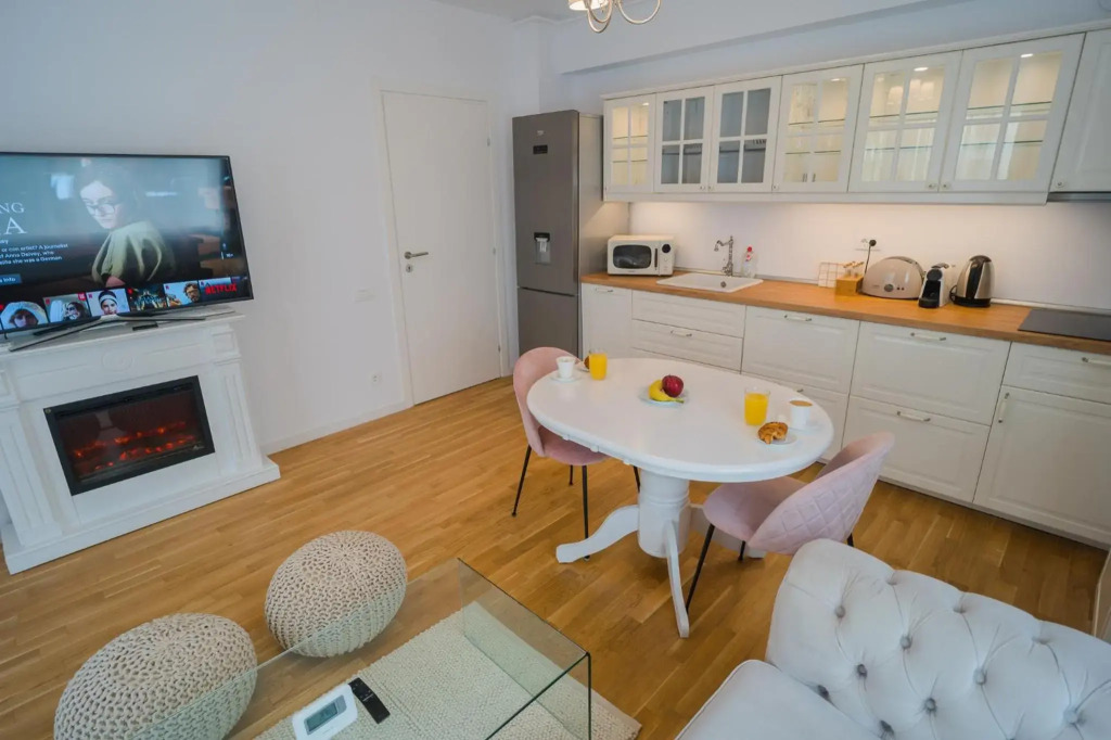 Central 1BR - city view + large balcony + Netflix