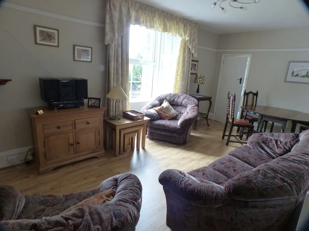 Self Catering Apartment in Mansion House in Beautiful Gardens With Pool