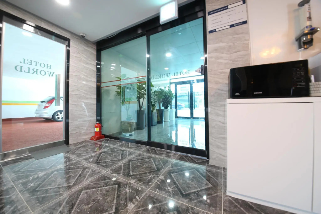 Goodstay World Hotel
