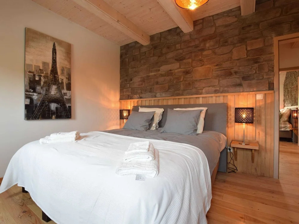 Grandeur Villa with Sauna & Hot Tub in Durbuy