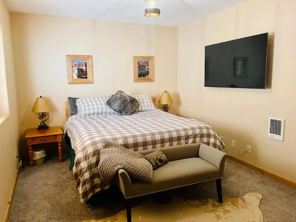 Adventure Awaits 3King Bed,2Bath Log Cabin in heart of Duck Creek Village