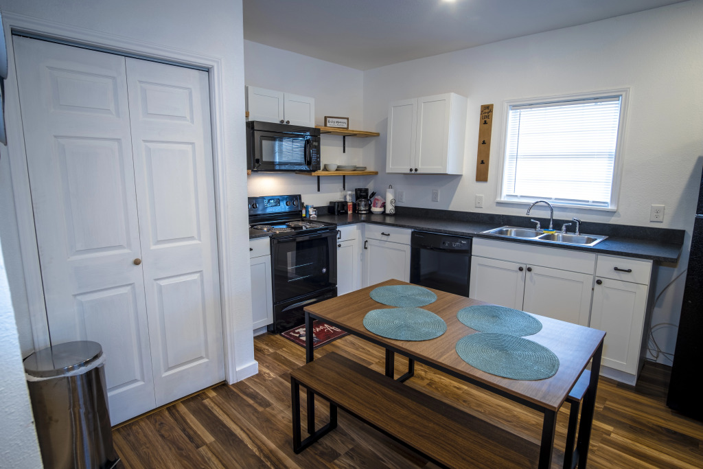 Downtown View Cozy 2br/1ba Home Sleeps 8