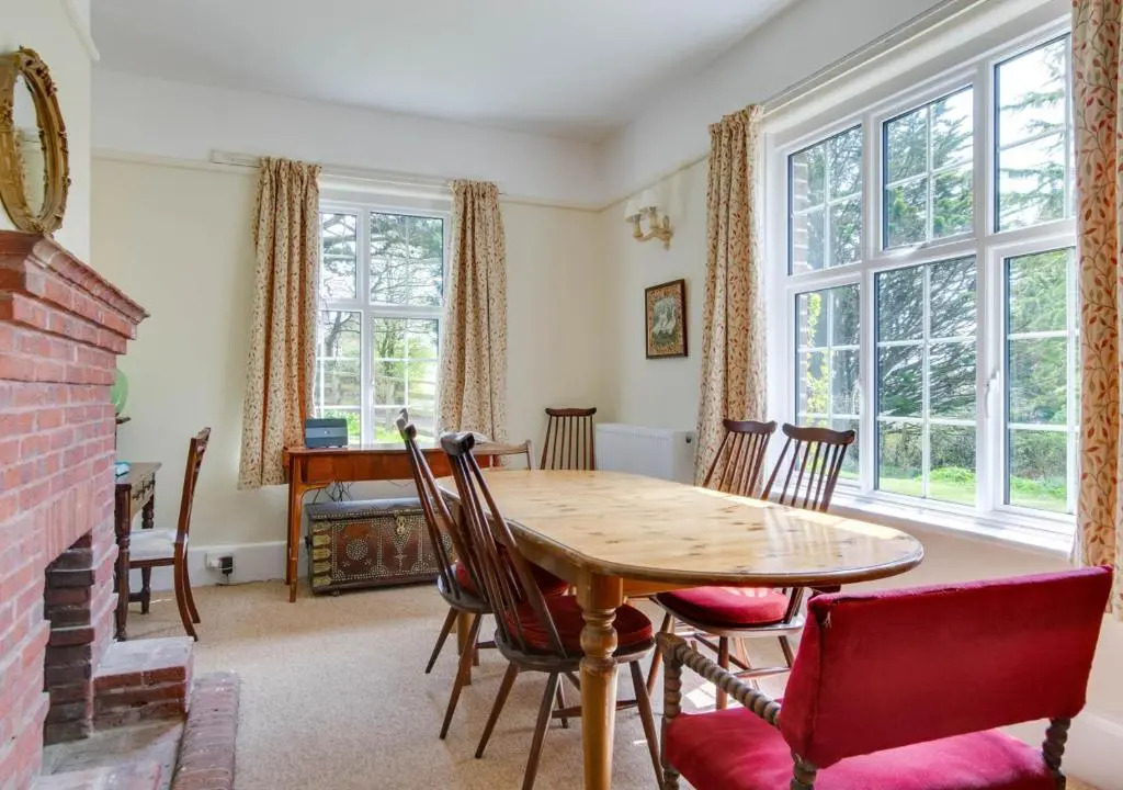 4 Bed in Harmans Cross oc-wy278
