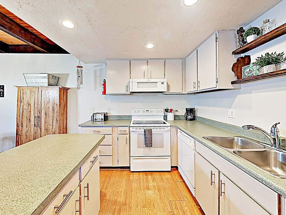 New Listing! Mountain-View Townhome w/ Hot Tub townhouse