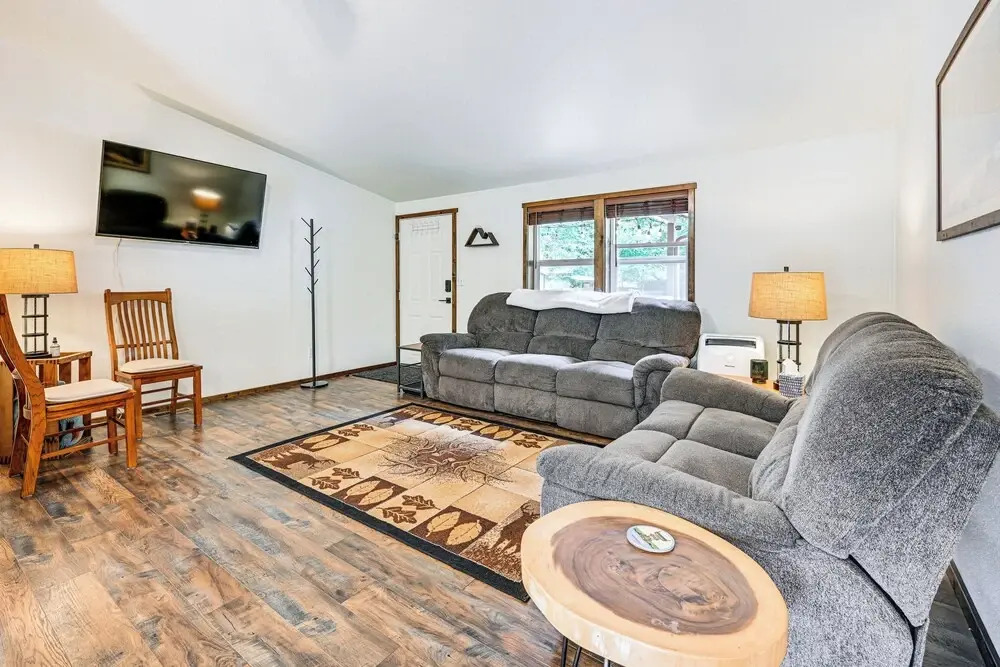 Gateway to Mt Rainier: Riverfront Haven w/ Hot Tub