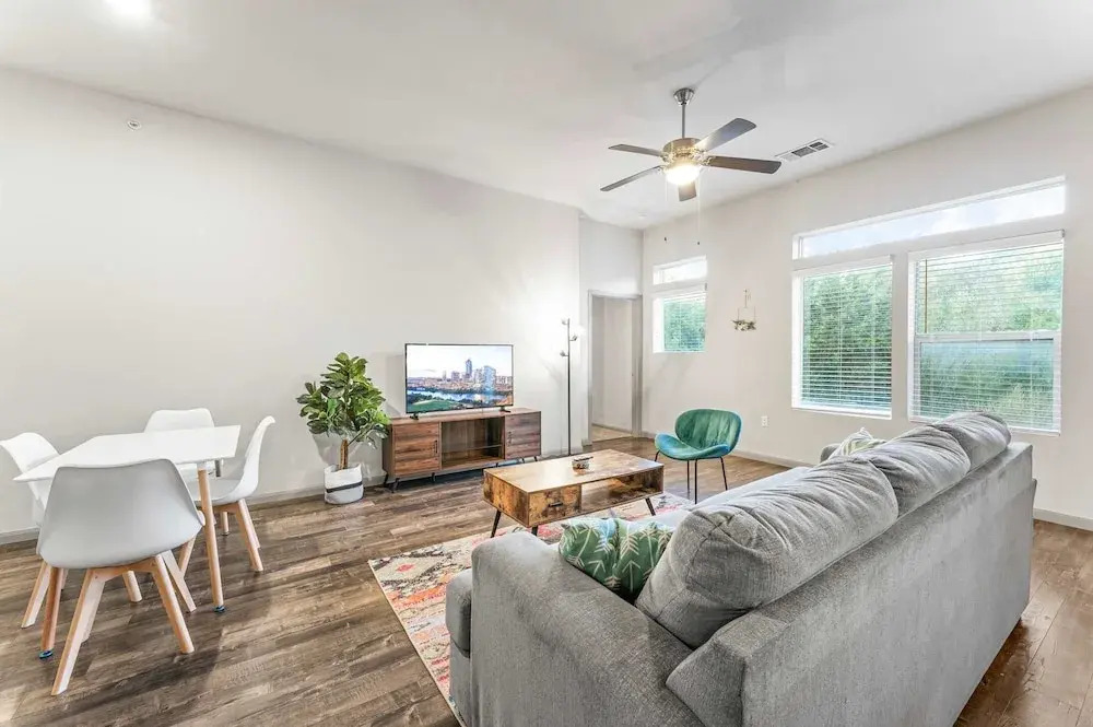 Cozy 2BR Suite Close to Downtown w Fast Wifi