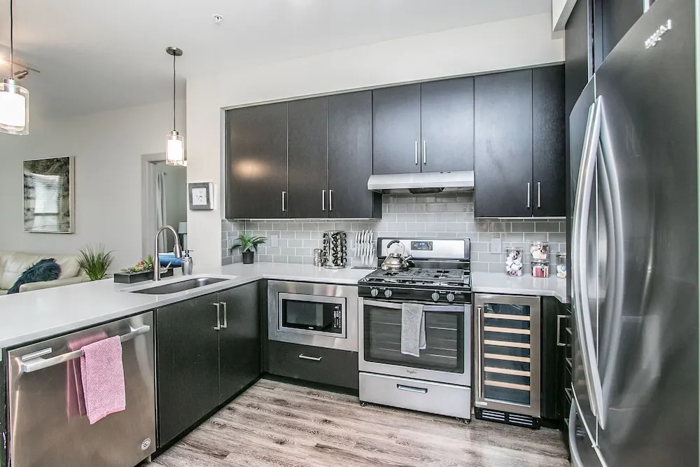 Rooftop Pool-Walk 2 shops-Dining-C4404