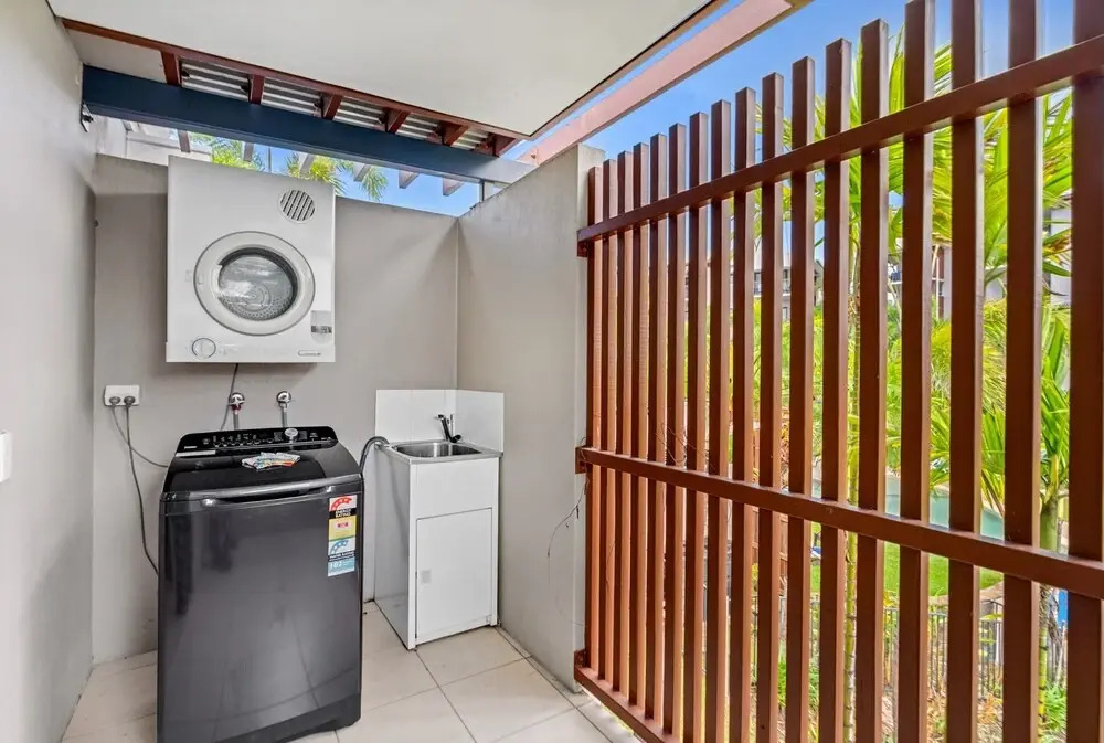 Bright 3-bedroom Beachside Stay With Pool & BBQ
