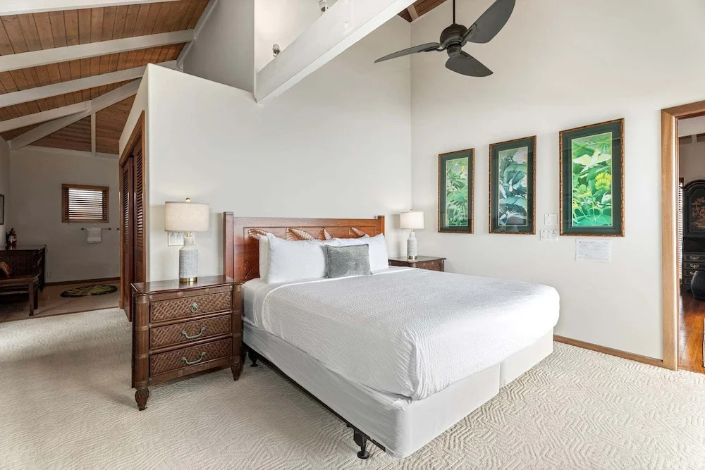 Air-conditioned Ocean Front Hawaii Townhome! - Sleeps 6 - Vrkcv