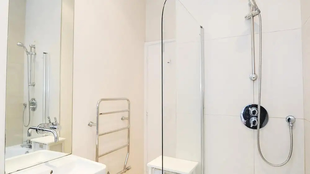 Bright And Spacious 1 Bedroom Apartment
