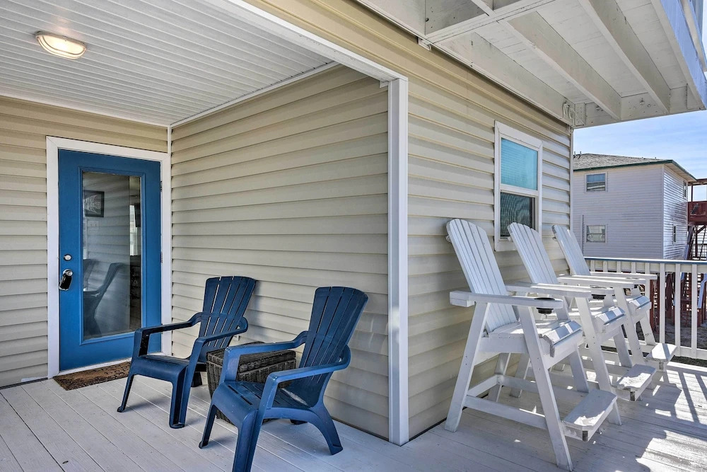 Walk to Shore & Eats: Surfside Beach Gem w/ Deck