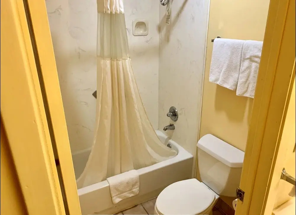 Deluxe Inn & Suites