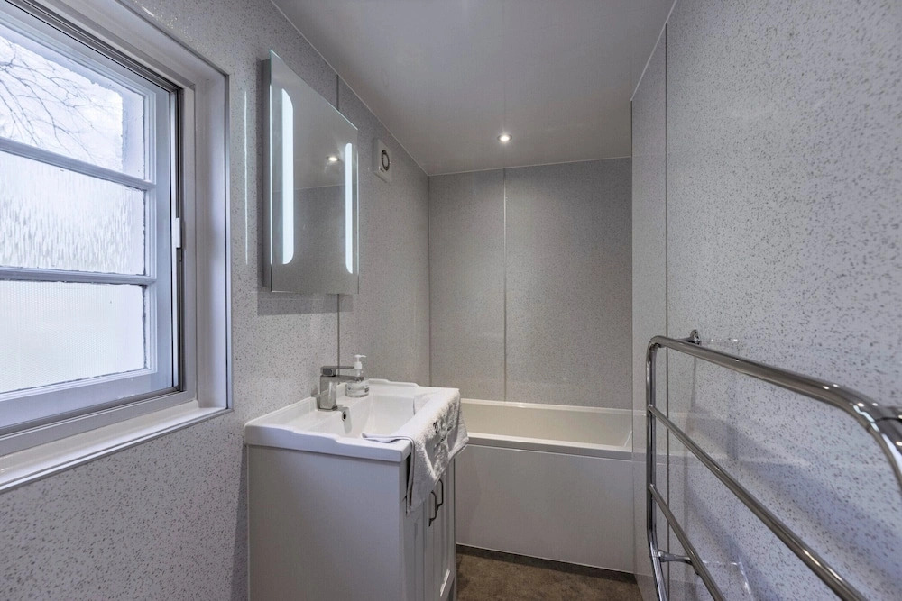 5 Bedroom Holiday Home in Cornhill, No Deposit