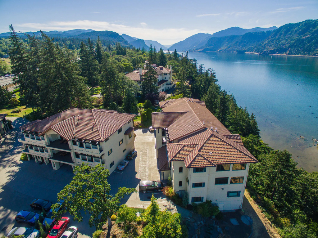 Columbia Cliff Villas