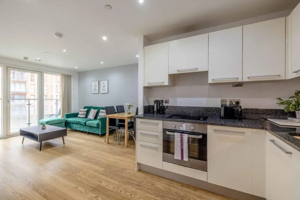 2 Bed at Slough Station & Parking - London in 20 Mins