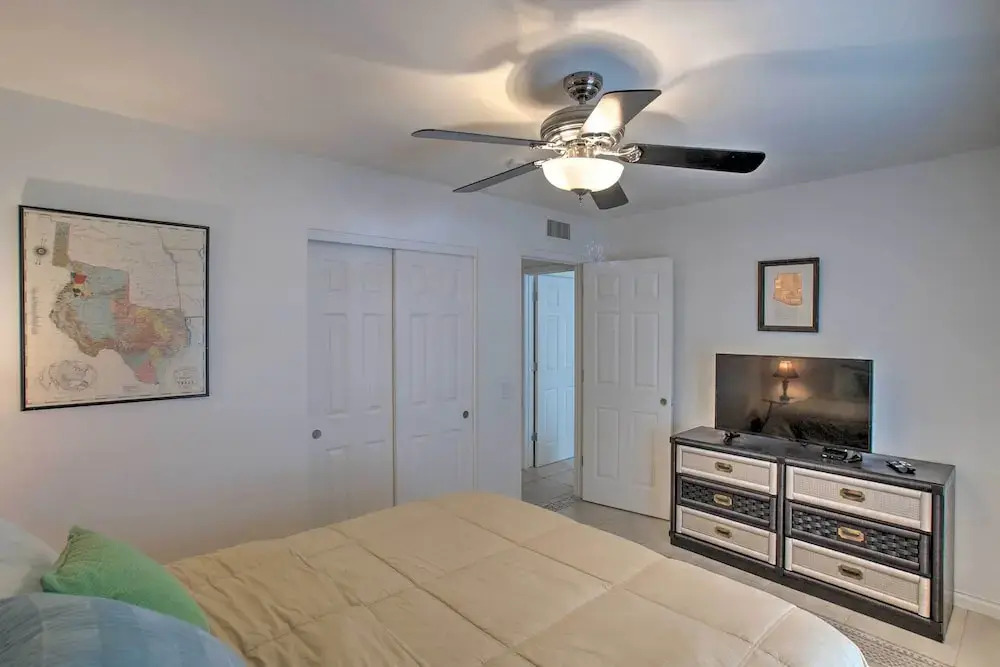 Game Room, Fire Pit & Putting Green: Glendale Home