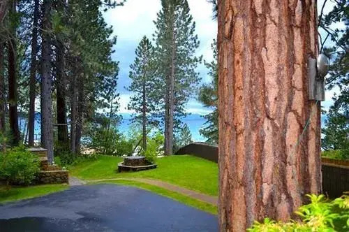 Twin Top Lakefront 6 Br Cabin by RedAwning
