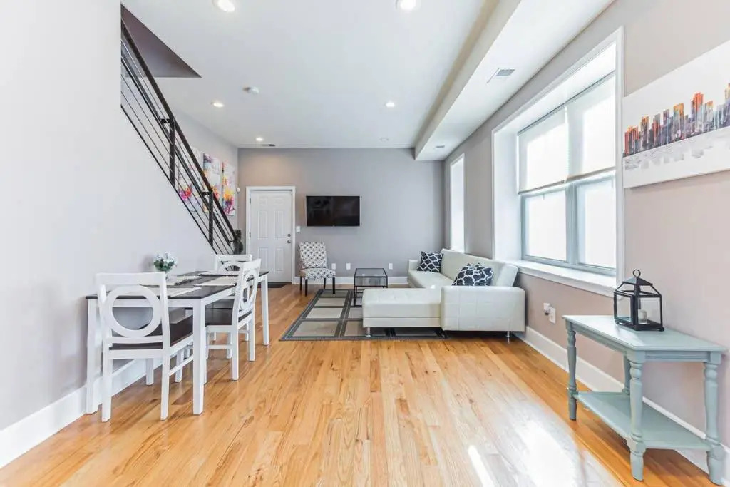 Fire Pit -Roof Deck- Parking -Penn-CHOP-Sleeps 7