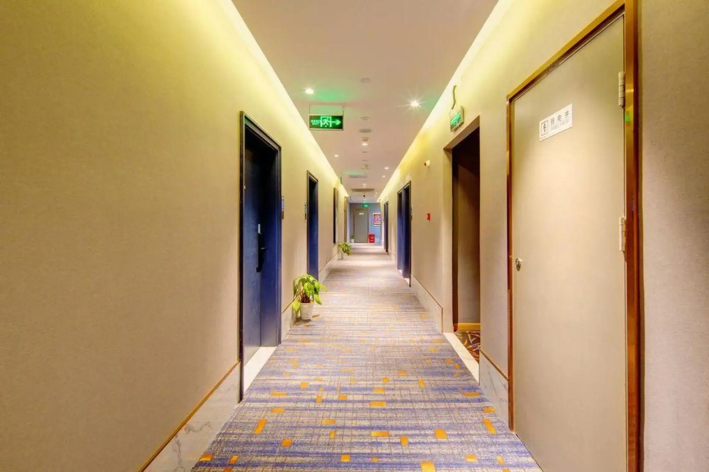 Lanou Hotel (Nanchang tengwangge bayigan subway station store)