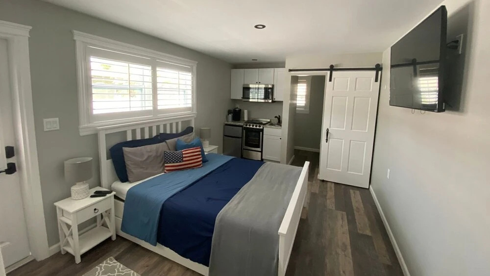 Buccaneer Bungalow - Studio Apartment - South End of Island Close to the Beach