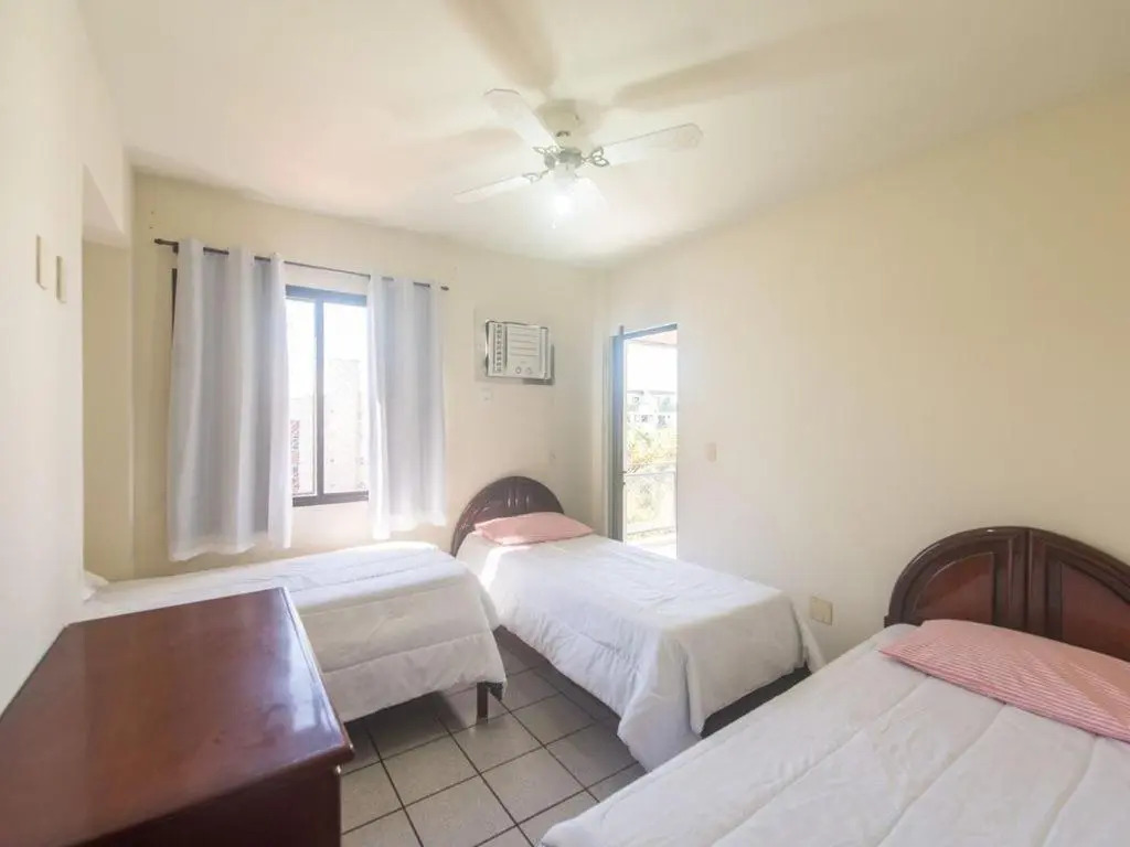 Excelente cobertura duplex a 2 quadras da Praia do Forte com 4 quartos
