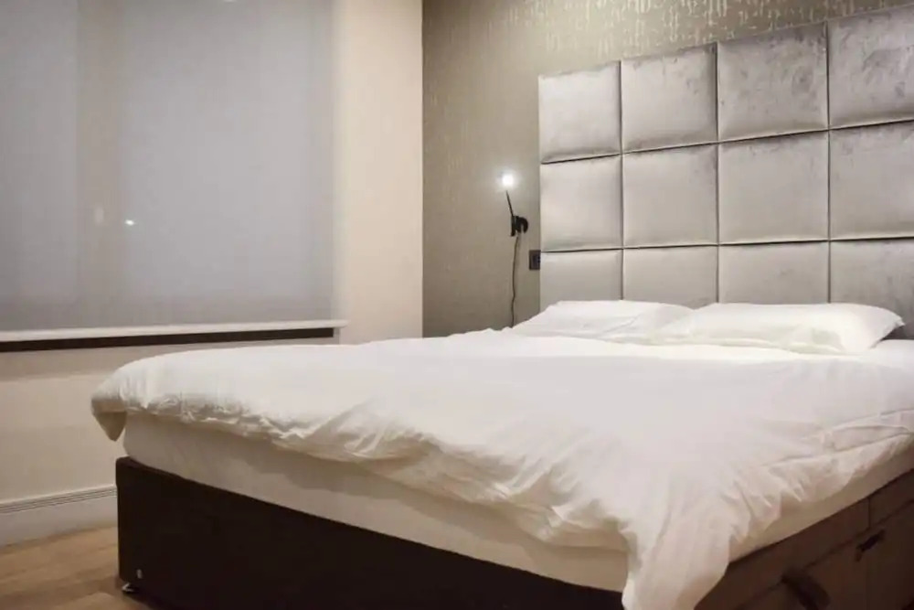 Modern 2 Bedroom Bayswater Apartment