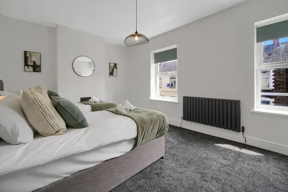 Central Chic - Huge Home - Free Wifi