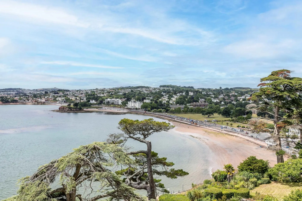 A7 Masts - Striking beachside apartment with beautiful sea views, private balcony and secure parking