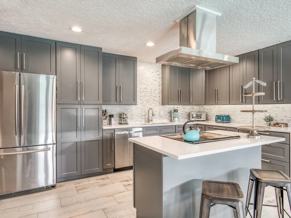 Canalfront Dream Pool, Dock & 3 Blocks To Beach! 5 Bedroom Home