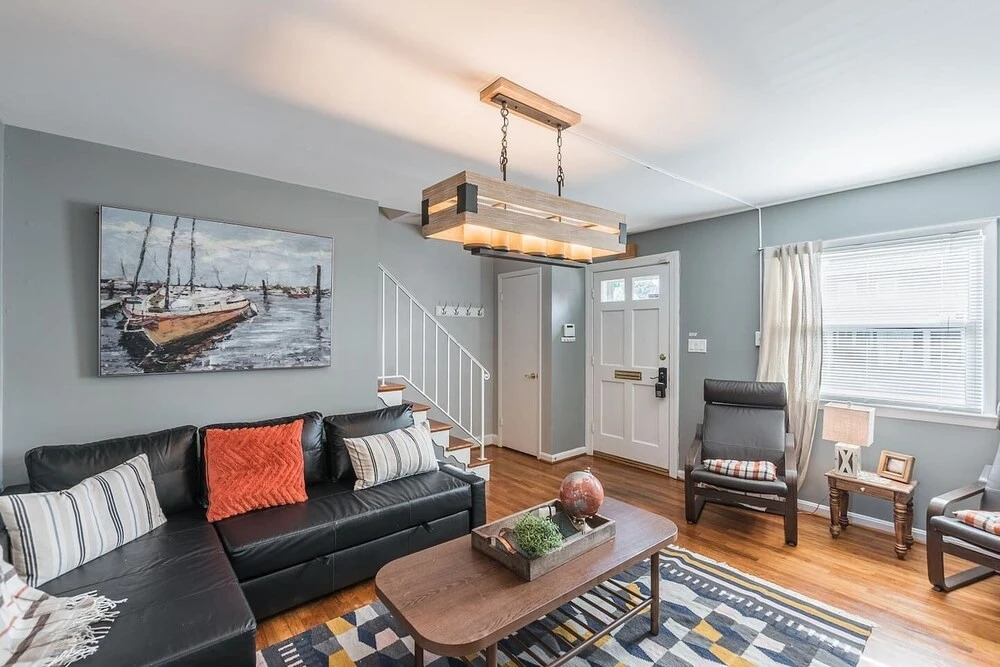 Gorgeous House with Pool Table 1 block to metro