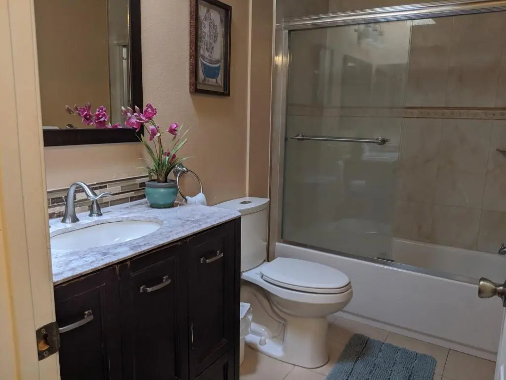 2Bedroom with Den and 2BA 4 Blocks to Santa Monica Beach