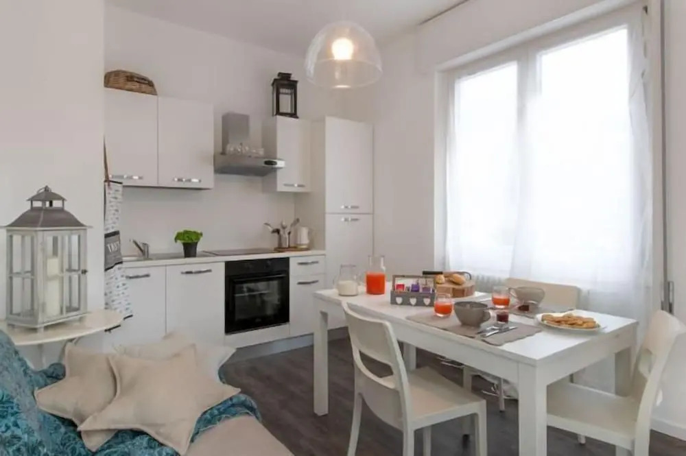 Maji Como Lake - Lake Como Historic Villa Apartments with Pool & Parking, 100m from Ferry & train
