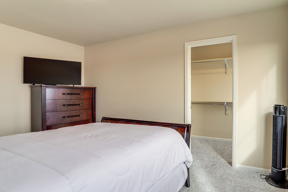 17 Mi to Downtown Denver: Modern Aurora Home!