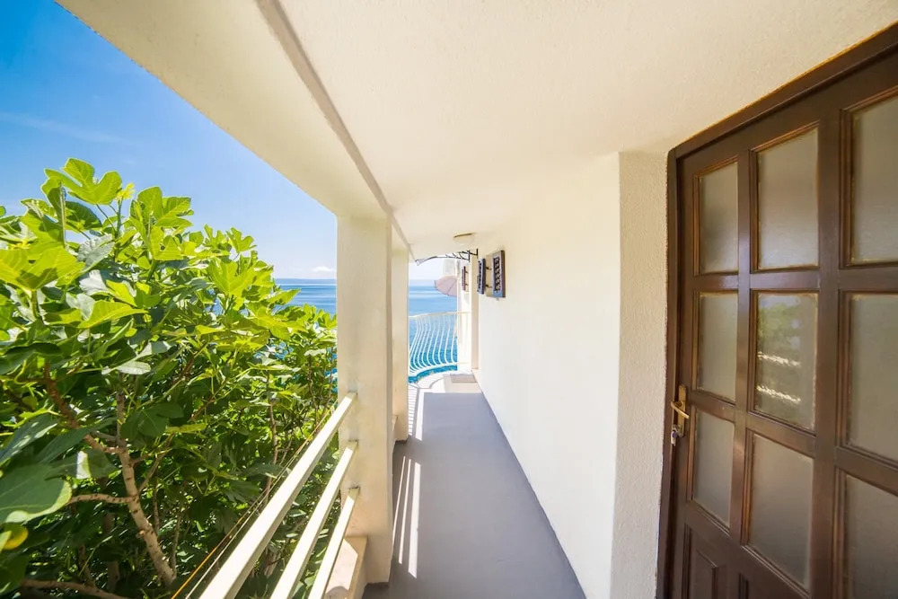 Apt Next to the Beach w Balcony and sea View