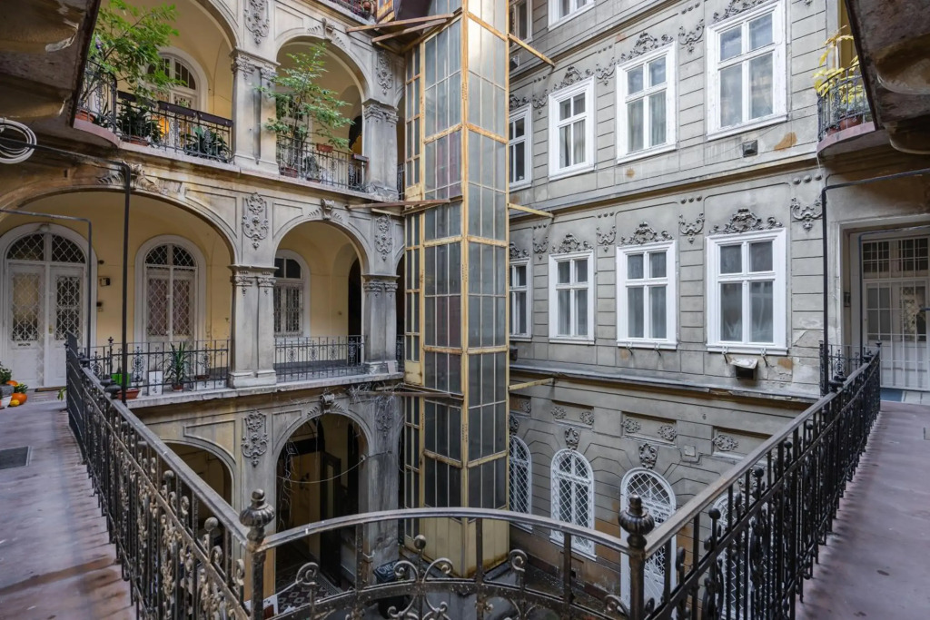 Premium Art Deco Apartment at Broadway // 4BDR & 3BR