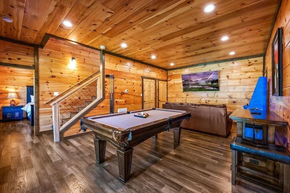 Mountain Skyy 3 Bedroom Cabin by RedAwning