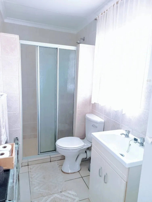 Private Cottage, Sleeps 2, Perfect for Work & Play