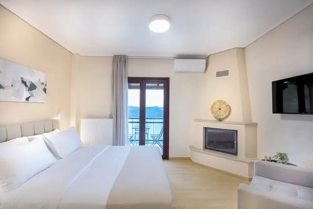 Lake Kremasta Hotel