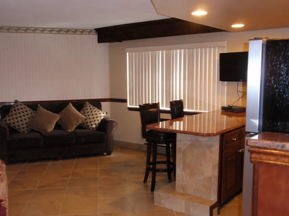 Chalet Inn & Suites